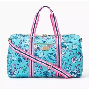 NWT Lilly Pulitzer Overnight Bag Amalfi Blue Lilly's Road Trip Sun Florida Print